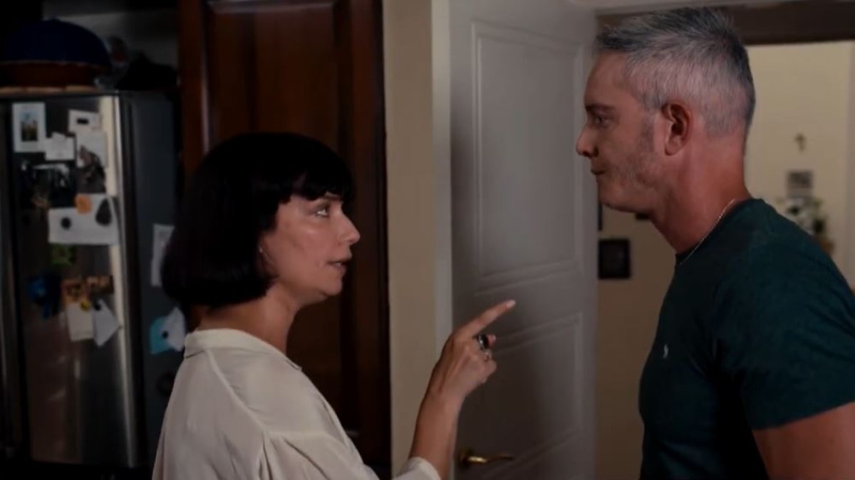 Ταμπού -Επεισόδιο 8 - Φωτογραφία που δείχνει με το δάχτυλο τον φίλο του Λουκιανού η σύζυγος του