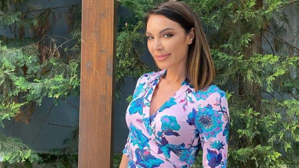 Η Τατιάνα Στεφανίδου με φλοράλ φόρεμα στον κήπο της
