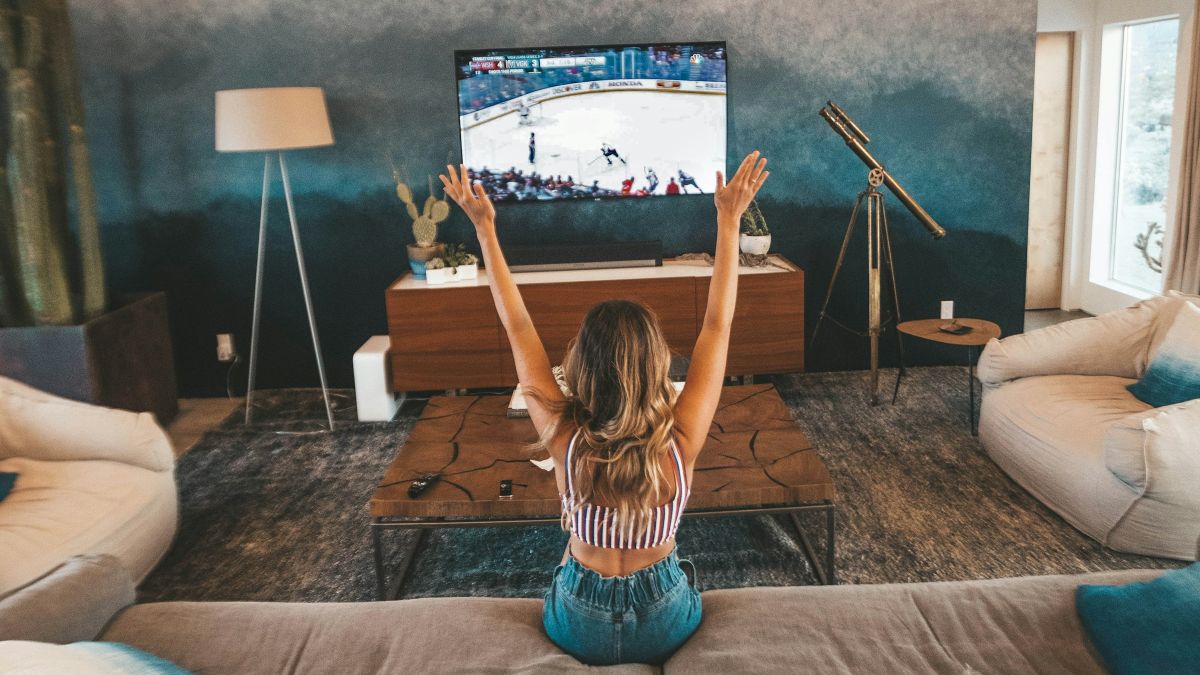 Μια κοπέλα παρακολουθεί τηλεόραση