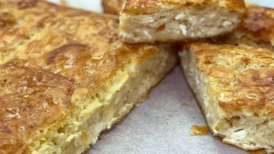 Ζουμερή τυρόπιτα με γιαούρτι και αυγά - Το φύλλο είναι τραγανό αλλά η γέμιση λιώνει στο στόμα