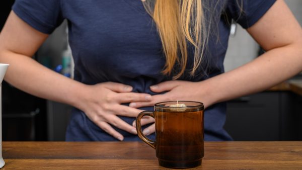 Γυναίκα έχει μπροστά της πράσινο τσάι για να ρίξει την κοιλιά