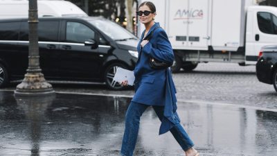 γυναίκα με τζιν σύνολο