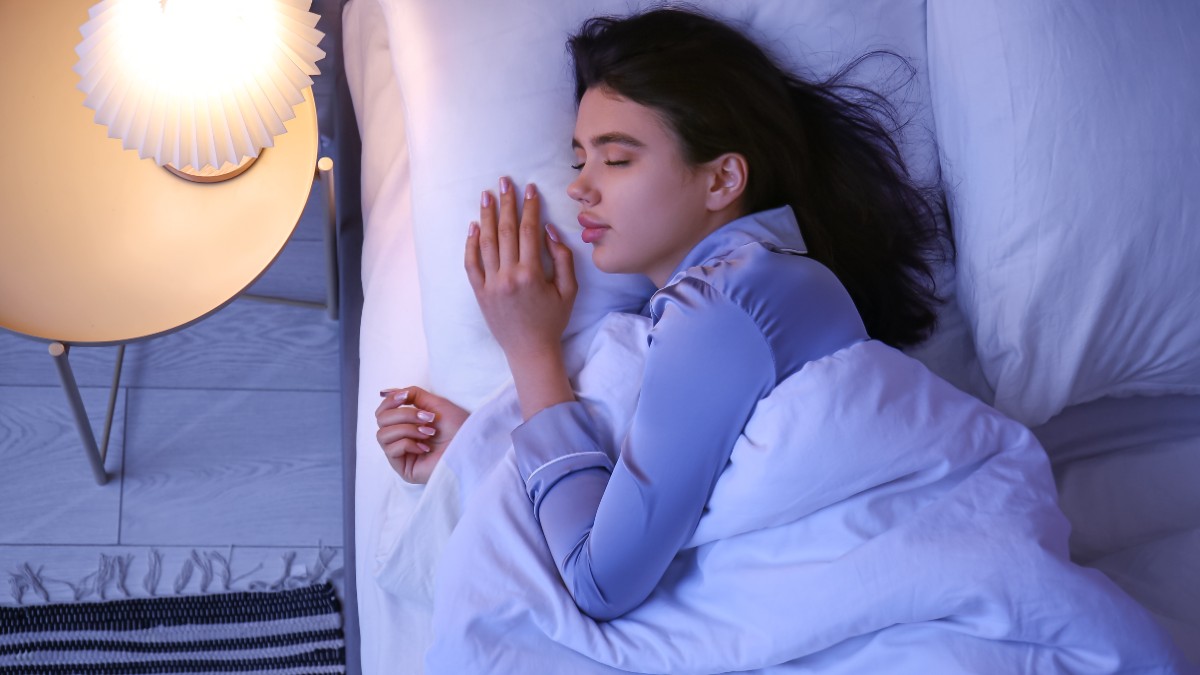 γυναίκα κοιμάται και βλέπει όνειρα