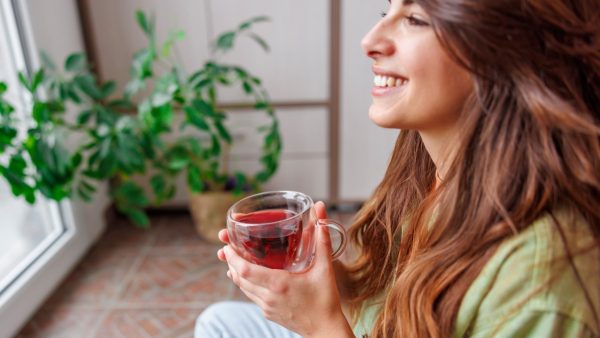 Η πρησμένη κοιλιά αντιμετωπίζεται με ρόφημα που πίνει η γυναίκα