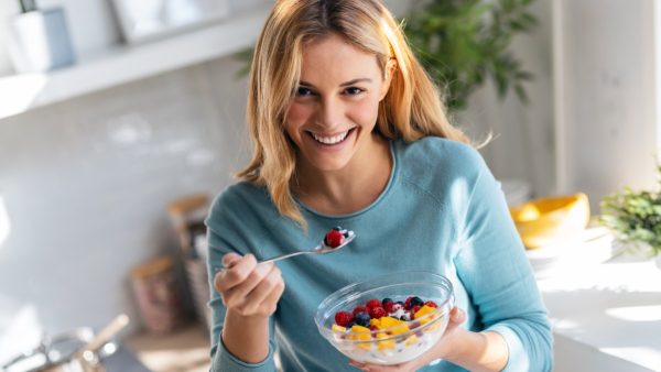 γυναίκα καταπολεμά πρήξιμο κοιλιάς με φρούτα