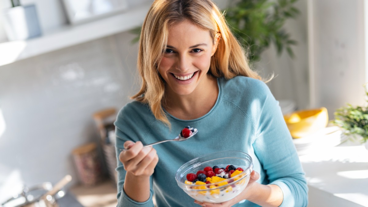 γυναίκα καταπολεμά πρήξιμο κοιλιάς με φρούτα