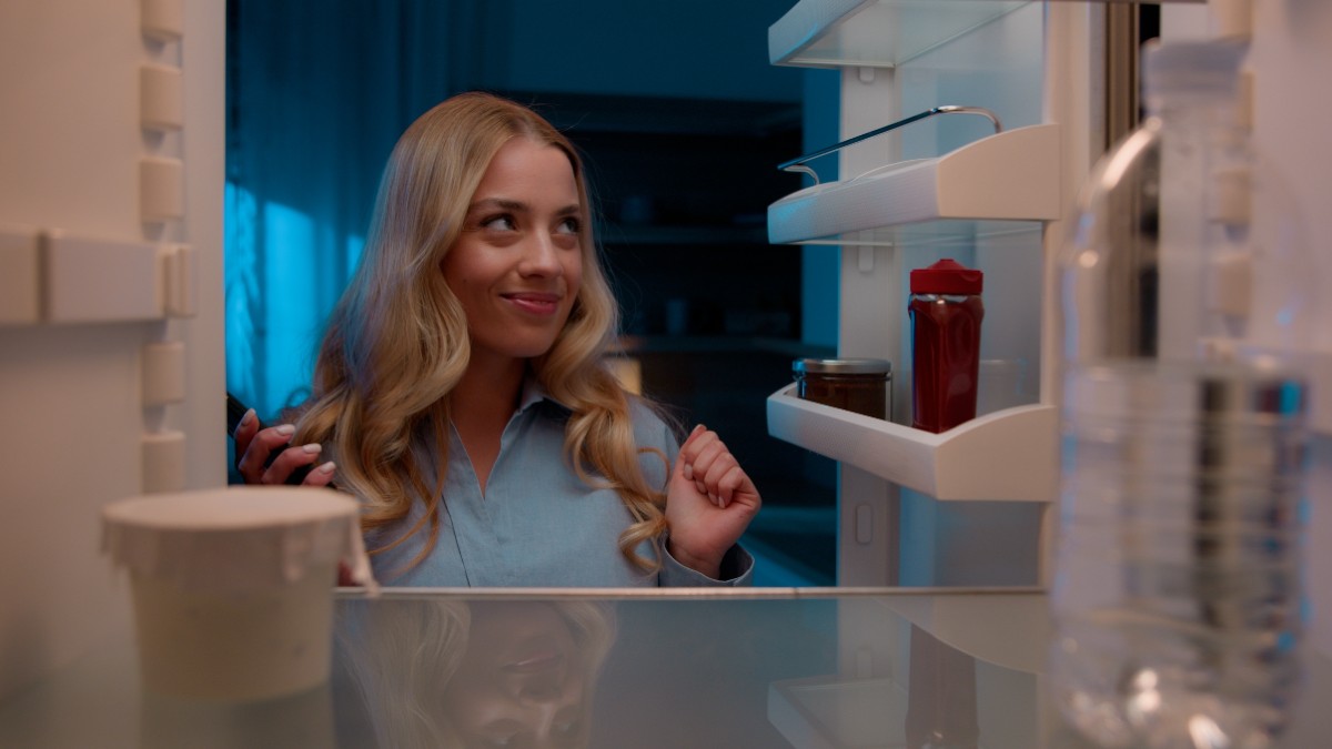 Γυναίκα μπροστά από ανοιχτό ψυγείο