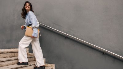 κοπέλα με παντελόνι και πουκάμισο