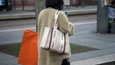 γυναίκα με πανωφόρι sheepskin στον δρόμο