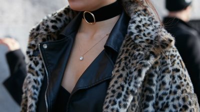 γυναίκα με λεοπάρ παλτό και δερμάτινο κολιέ