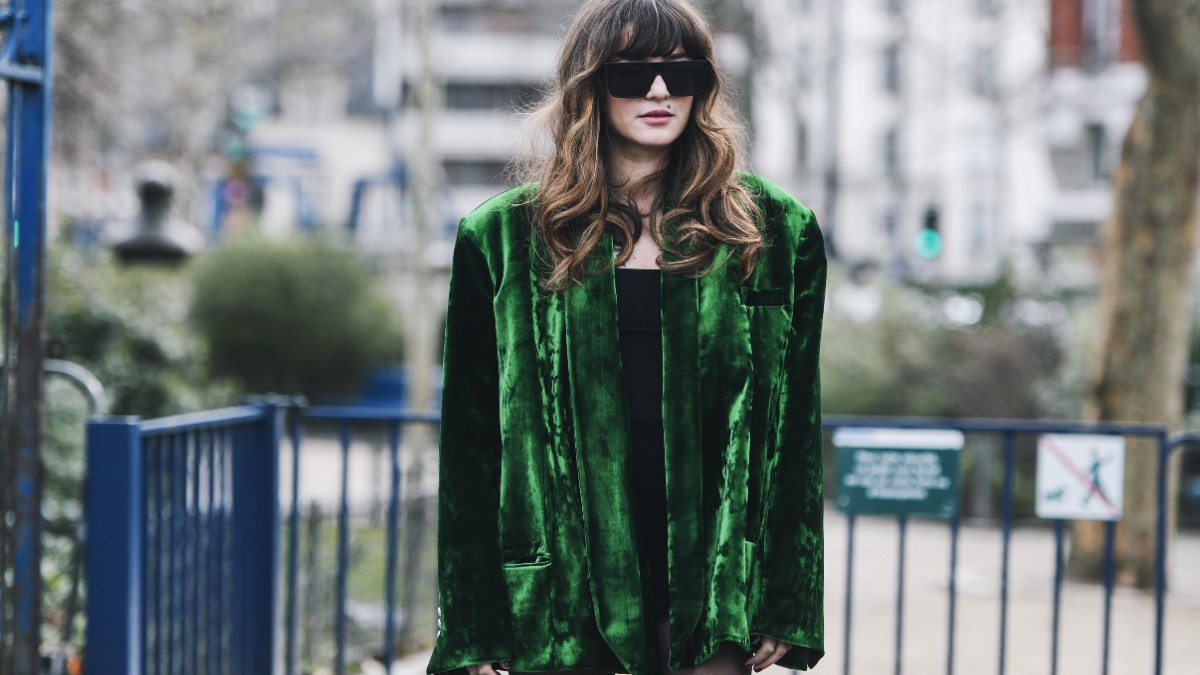 Γυναίκα με πράσινο σακάκι στο street style