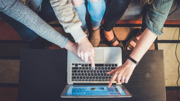 γυναίκες μπροστά σε laptop