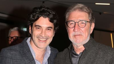 Ο Χριστόφορος Παπακαλιάτης αγκαλιά με τον πατέρα του, Μανώλη