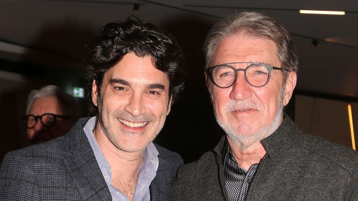 Ο Χριστόφορος Παπακαλιάτης αγκαλιά με τον πατέρα του, Μανώλη