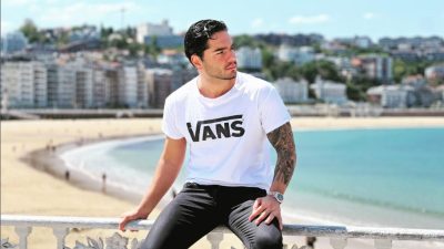 Ο Χρήστος Μάστορας με φόντο τη θάλασσα