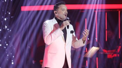 Ο Χρήστος Μενιδιάτης τραγουδά σε νυχτερινό κέντρο