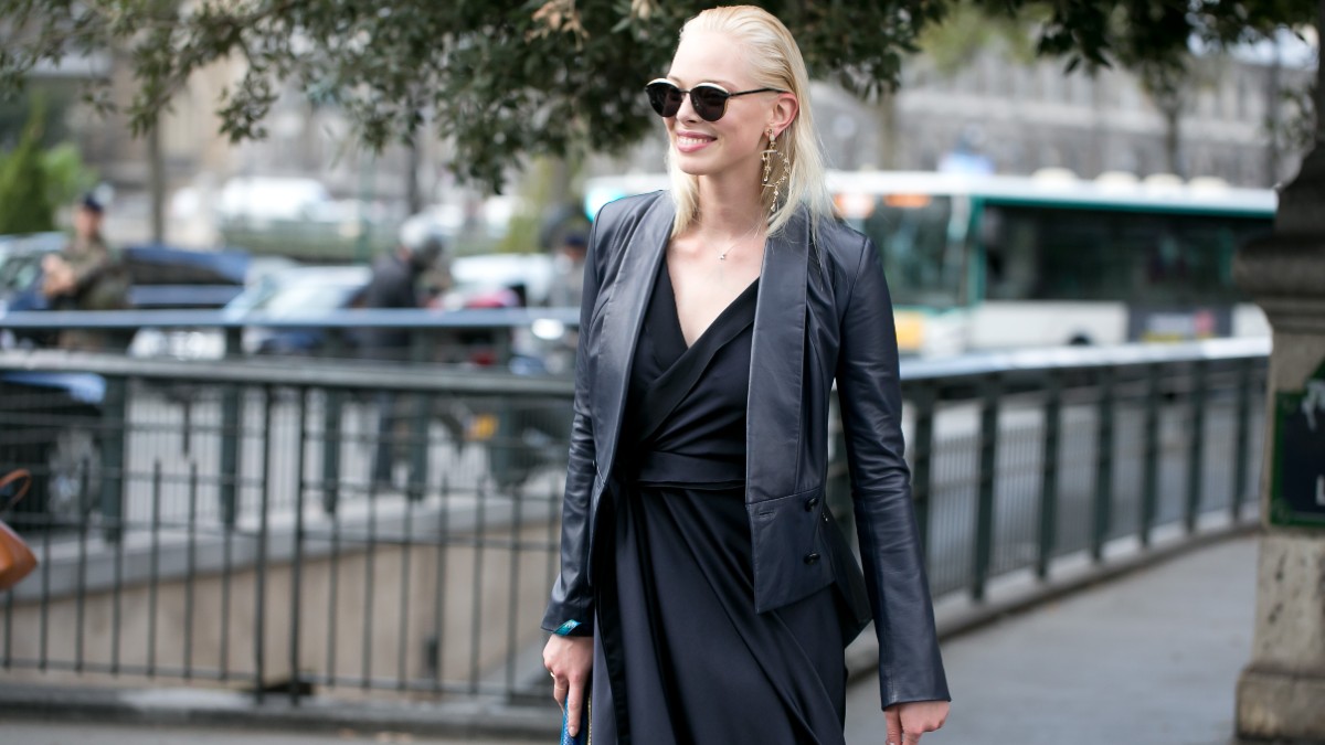 σύνολο με μαύρο φόρεμα και δερμάτινο