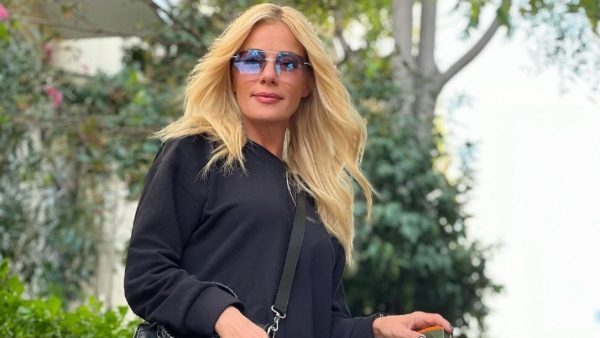 Η Ζέτα Μακρυπούλια ποζάρει με τη βαλίτσα της