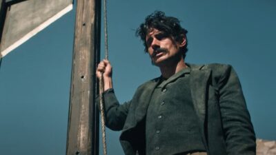 Ο Πάνος Βλάχος σε σκηνή της σειράς "17 Κλωστές"