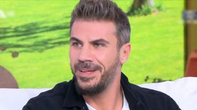 Άκης Πετρετζίκης: Σε δύσκολη θέση με την αναφορά στην Ελένη Ψυχούλη on air