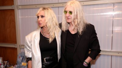 Άννα Βίσση – Viral το βίντεο με τον Νίκο Καρβέλα: Οι θαυμάστριές της την ακολουθούν παντού