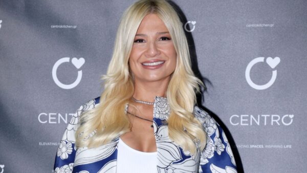 Φαίη Σκορδά: Ποζάρει με ρόμπα και τραβάει όλα τα βλέμματα