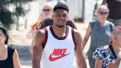 Ο Γιάννης Αντετοκούνμπο στον δρόμο