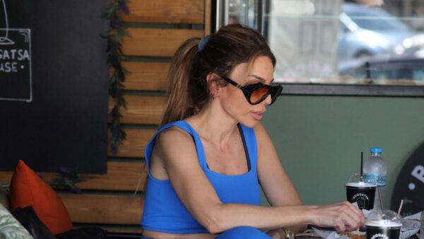 Η Κέλλυ Κελεκίδου με μπλε ρούχα και γυαλιά ηλίου