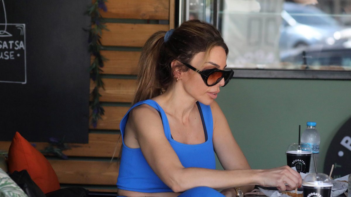 Η Κέλλυ Κελεκίδου με μπλε ρούχα και γυαλιά ηλίου