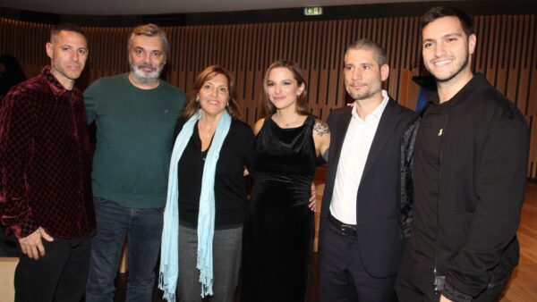 Η Μελίνα Κούρκουλου με την αδερφή της Εριέττα και φίλους