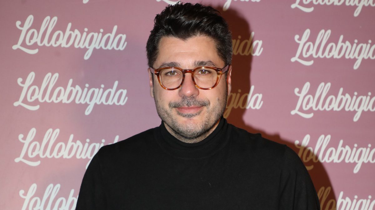 Ο Λάμπρος Κωνσταντάρας σε εστιατόριο