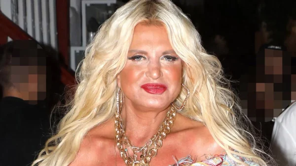 Μαρίνα Σταυράκη - Στηρίζει τον Ντόναλντ Τραμπ και ποζάρει με φόντο τον Λευκό Οίκο