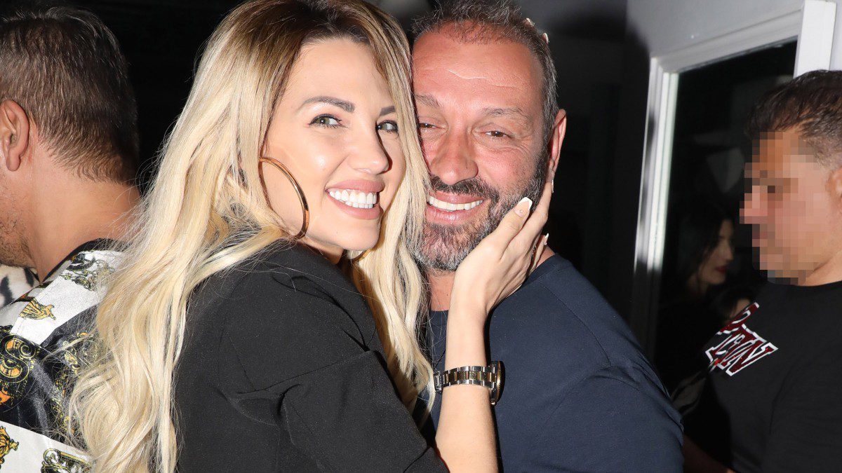 Ποιος είπε ότι ο γάμος σκοτώνει τον έρωτα; Σίγουρα όχι η Σάσα Μπάστα που καθώς φαίνεται διατηρεί μία απόλυτα υγιή σχέση με τον σύζυγό της Δημήτρη Κουσαθανά