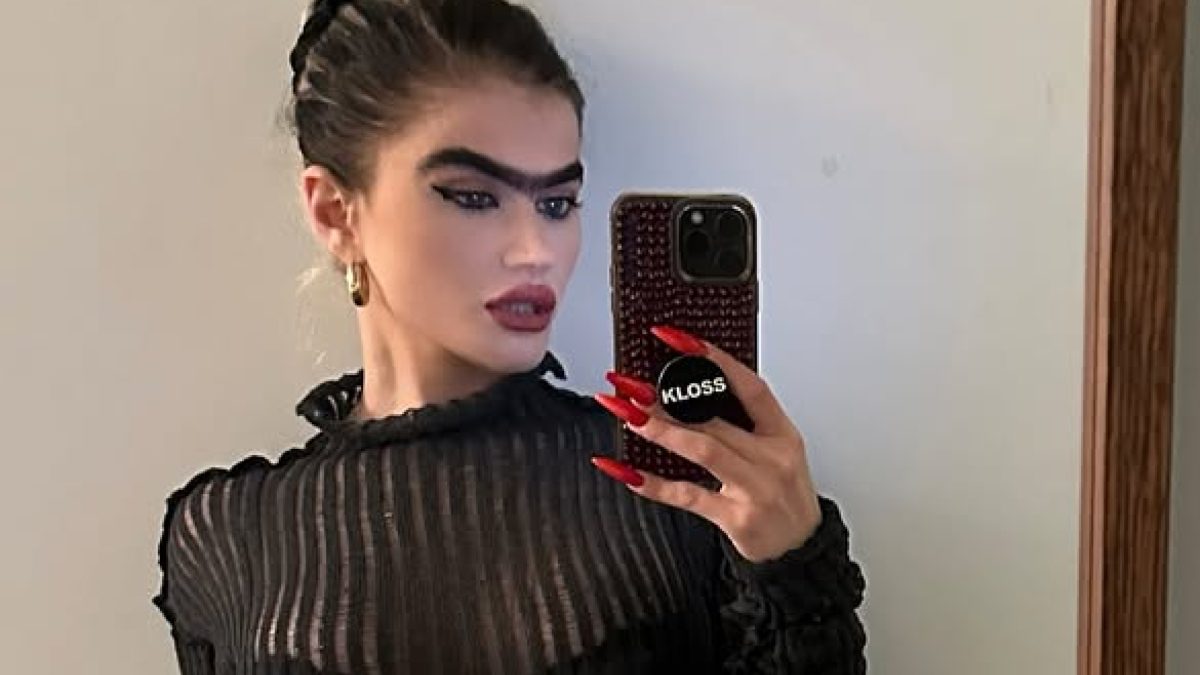 Σοφία Χατζηπαντελή: Ποζάρει φορώντας μόνο τα σκουλαρίκια της και «ρίχνει» το Instagram