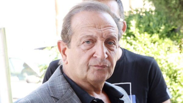 Σπύρος Μπιμπίλας: «Έπαιξα πολύ ωραία τον τρελιάρη γκέι, αλλά εγώ δεν είμαι έτσι»