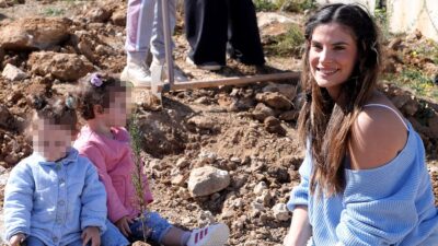 Χριστίνα Μπόμπα: Στολίζει το δέντρο στα πεθερικά της με τις δίδυμες κόρες της