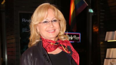 Η Αγγελική Νικολούλη με κόκκινο μαντήλι στον λαιμό σε παλιά έξοδό της