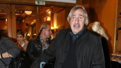 Ο Άκης Σακελλαρίου σε βραδινή έξοδο.