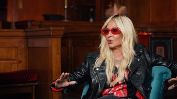 Η Άννα Βίσση με κόκκινα γυαλιά και δερμάτινο μπουφάν