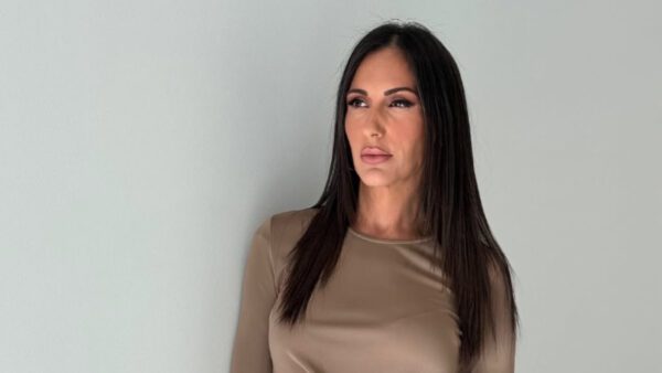 Η Ανθή Βούλγαρη με μπεζ φόρεμα