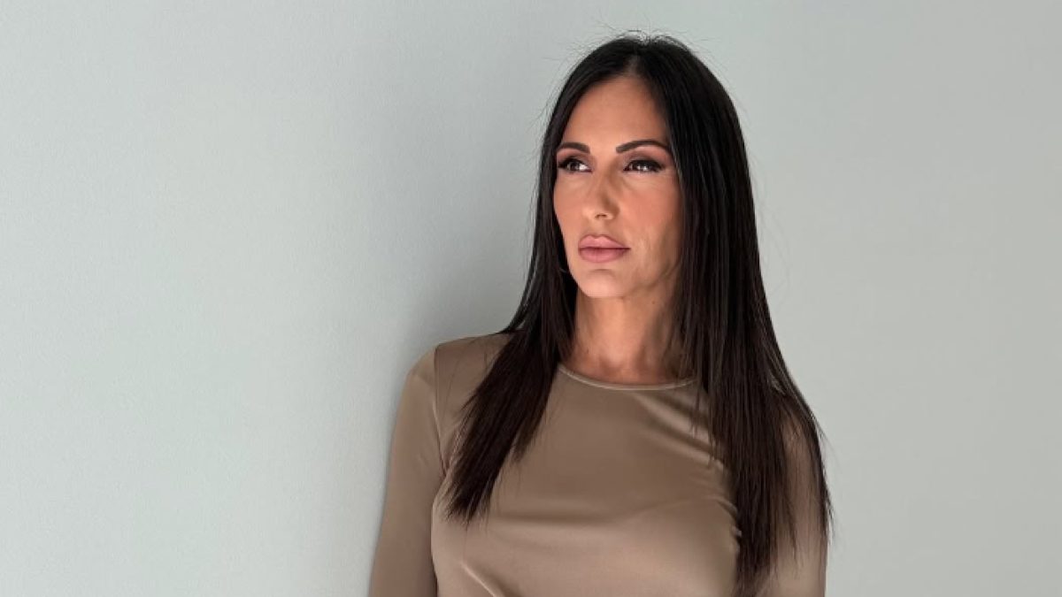 Η Ανθή Βούλγαρη με μπεζ φόρεμα