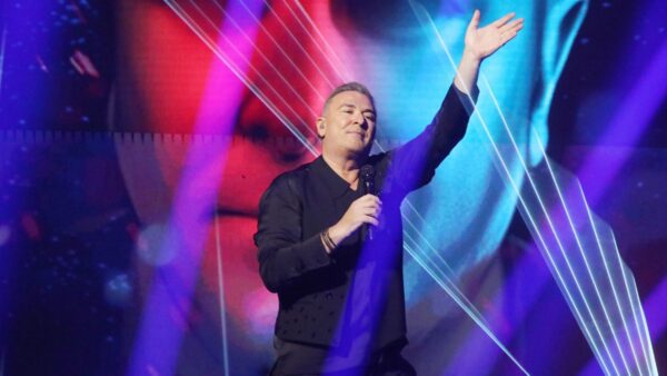 ο Αντώνης Ρέμος στη σκηνή