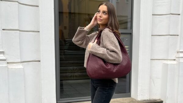 Μπορντό τσάντες στο street style