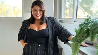 Η Δανάη Μπάρκα φοράει ριγέ κοστούμι