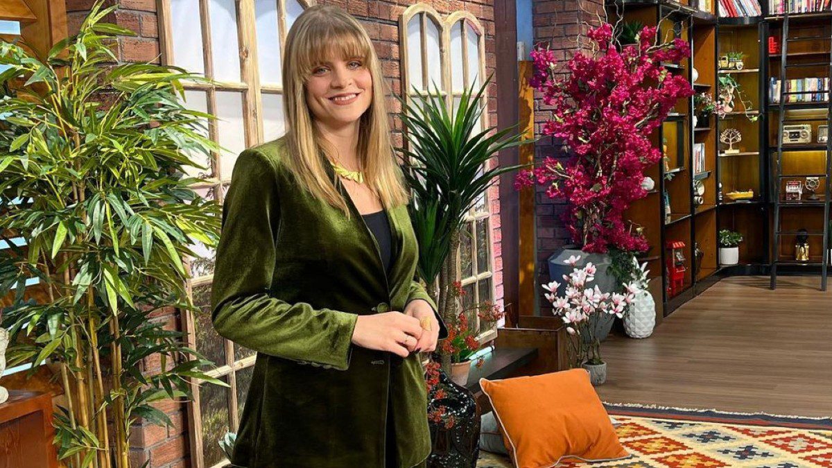 H Δανάη Μιχαλάκη σε πλατό εκπομπής