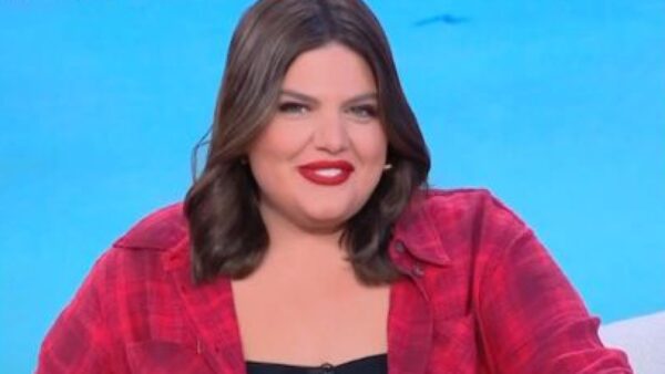 Η Δανάη Μπάρκα με κόκκινο κραγιόν και καρό πουκάμισο στο Πάμε Δανάη