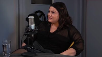 Η Δανάη Μπάρκα μαυροφορεμένη στο podcast της Ναταλίας Αργυράκη