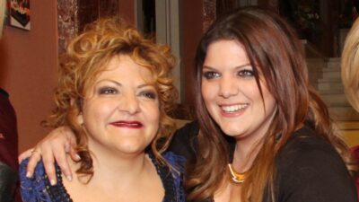 Η Δανάη Μπάρκα και η Βίκυ Σπυροπούλου στο 21-01-2014 Επίσημη πρεμιέρα θέατρο Αλίκη "Ψύλλοι στ’αυτιά".