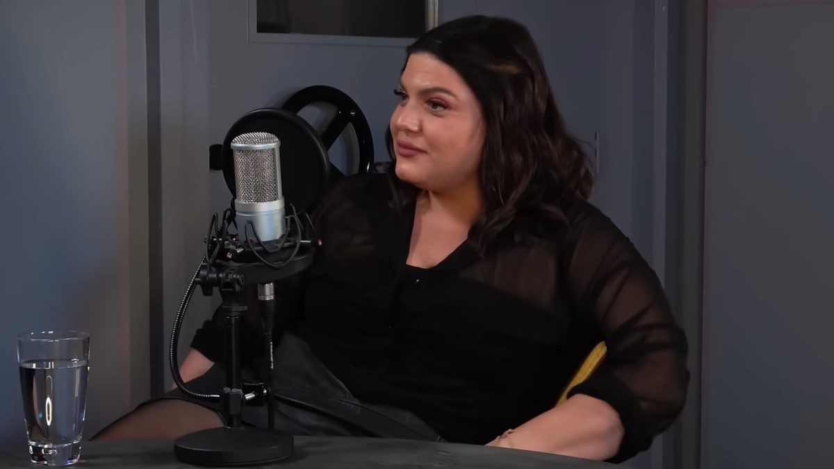 Η Δανάη Μπάρκα μαυροφορεμένη στο podcast της Ναταλίας Αργυράκη