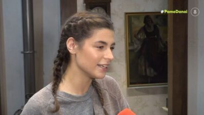 Η Δανάη Παππά με κοτσίδες στην κάμερα του Πάμε Δανάη